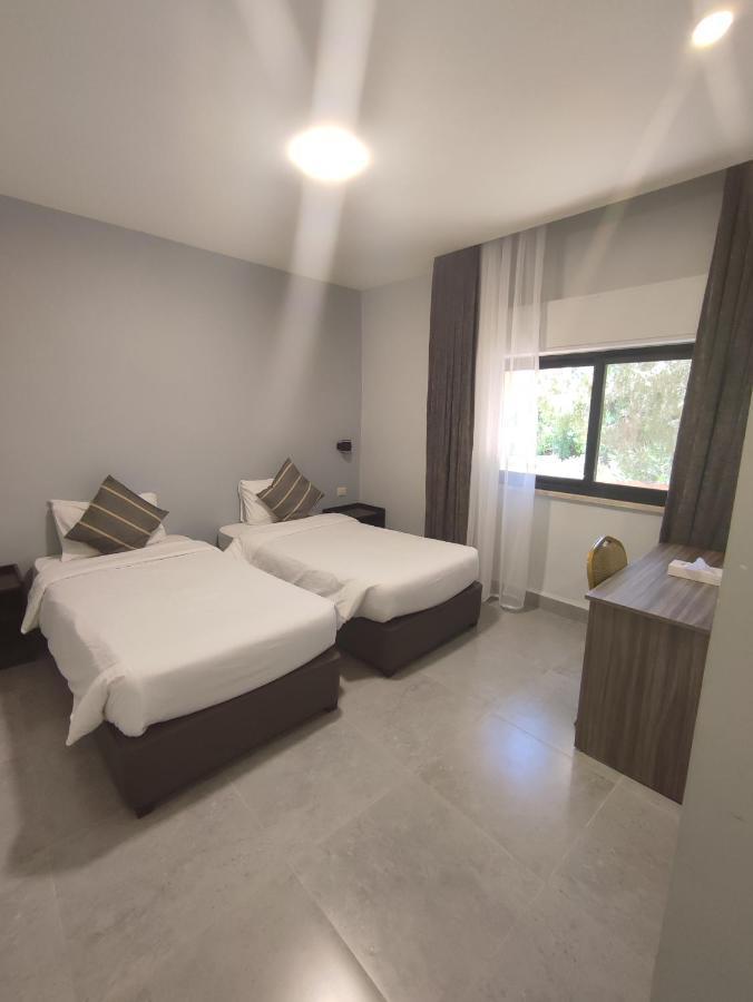Black Iris Hotel Madaba Exterior foto